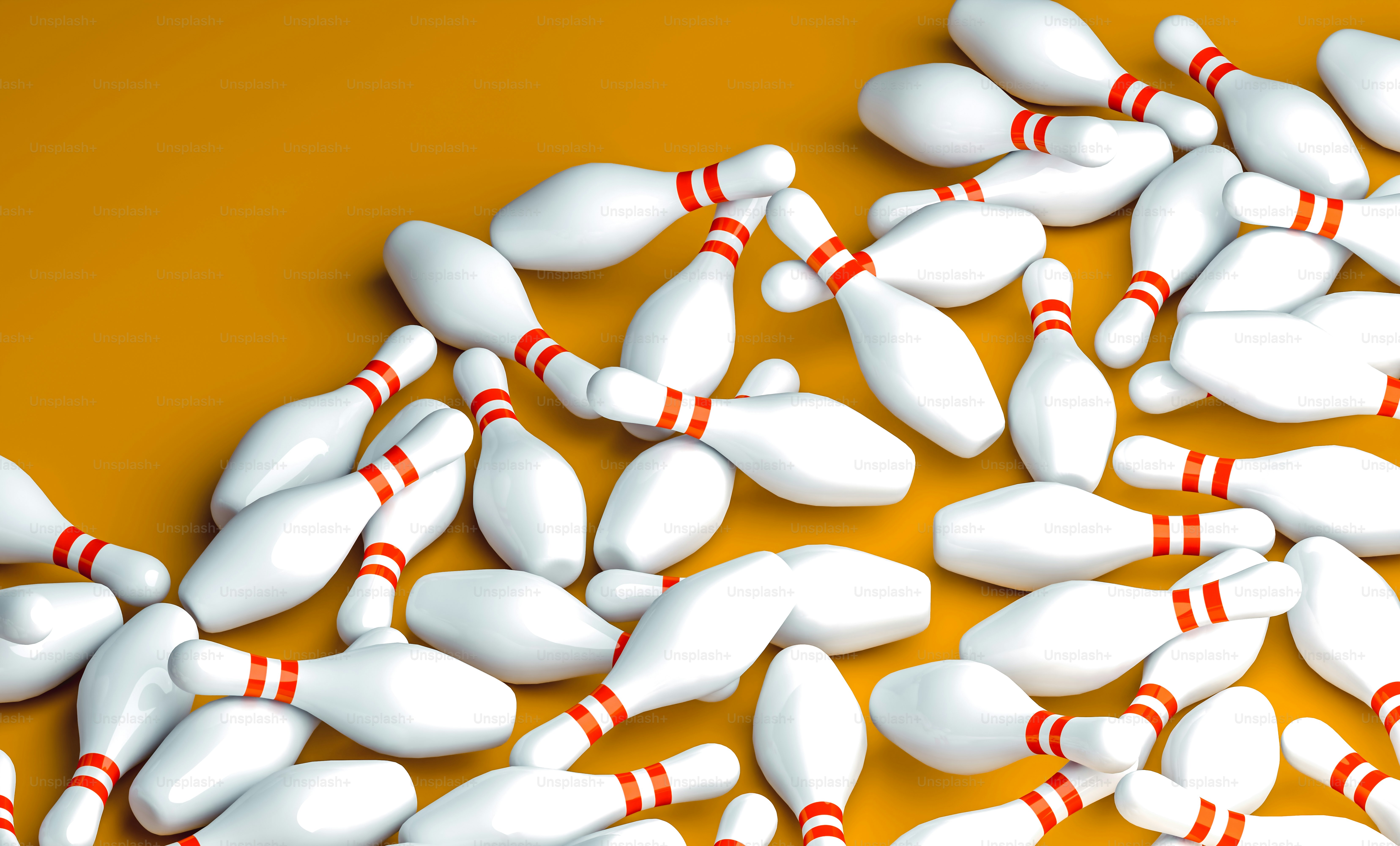 黄色の背景に白いボウリングのピンの束