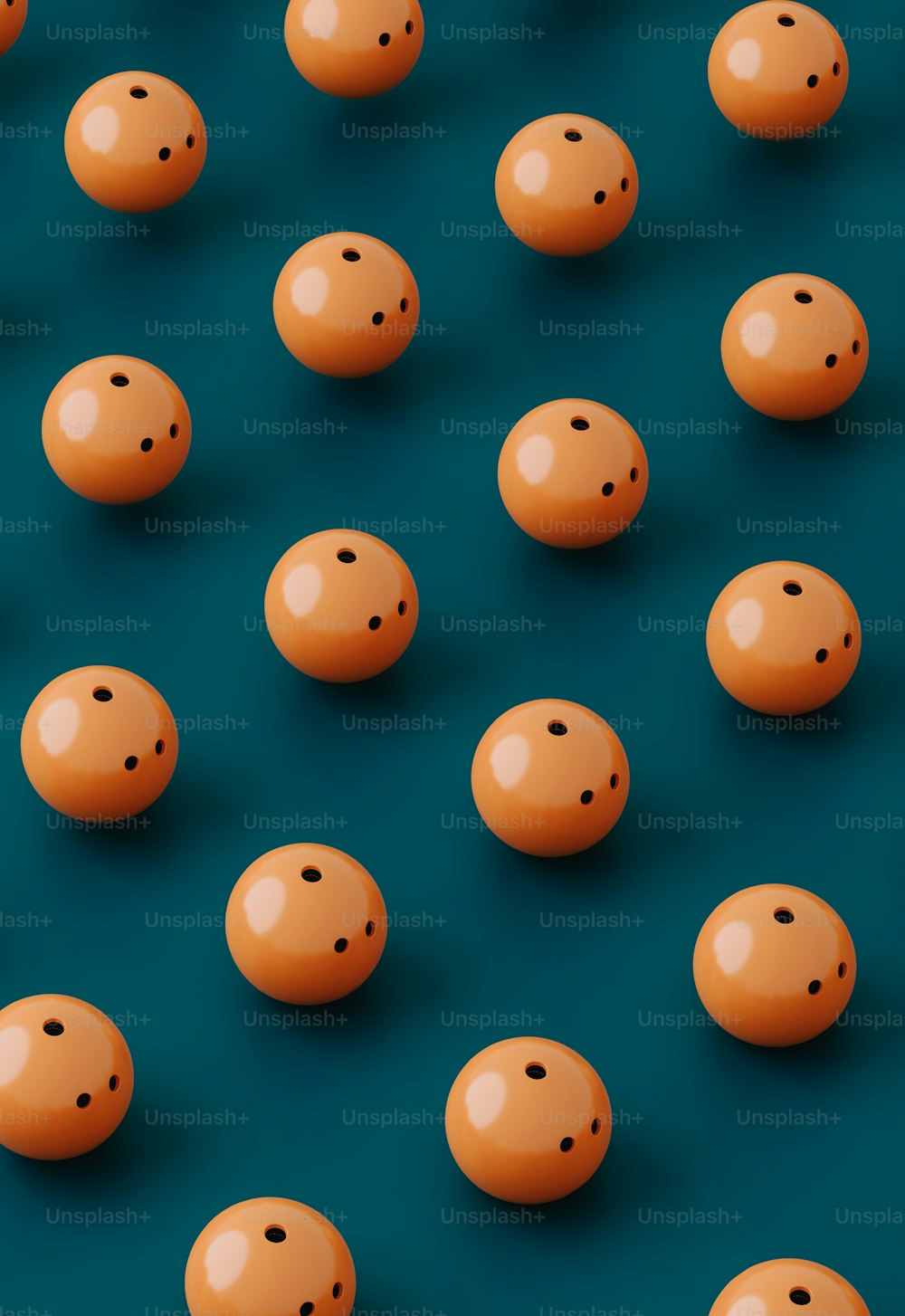 青い表面の上に座っているオレンジ色のボールのグループ