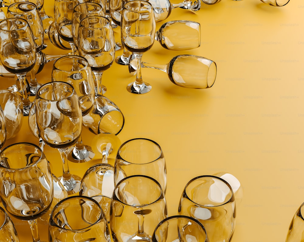um grupo de taças de vinho sentadas em cima de uma mesa