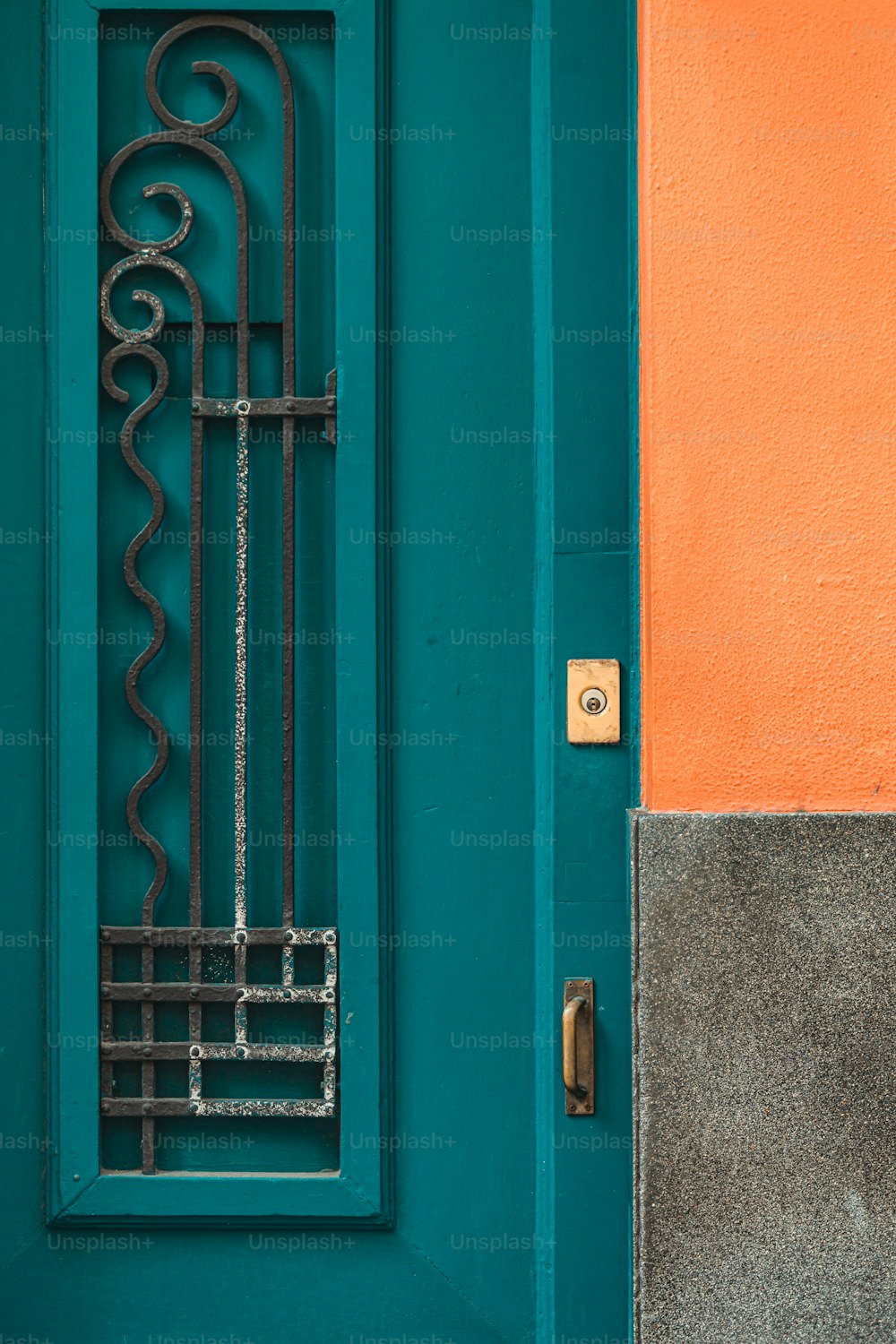 una porta verde con un design decorativo in ferro