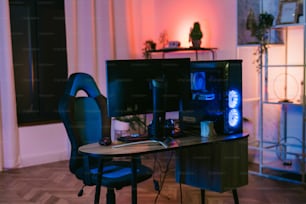 uma secretária com um computador e uma cadeira