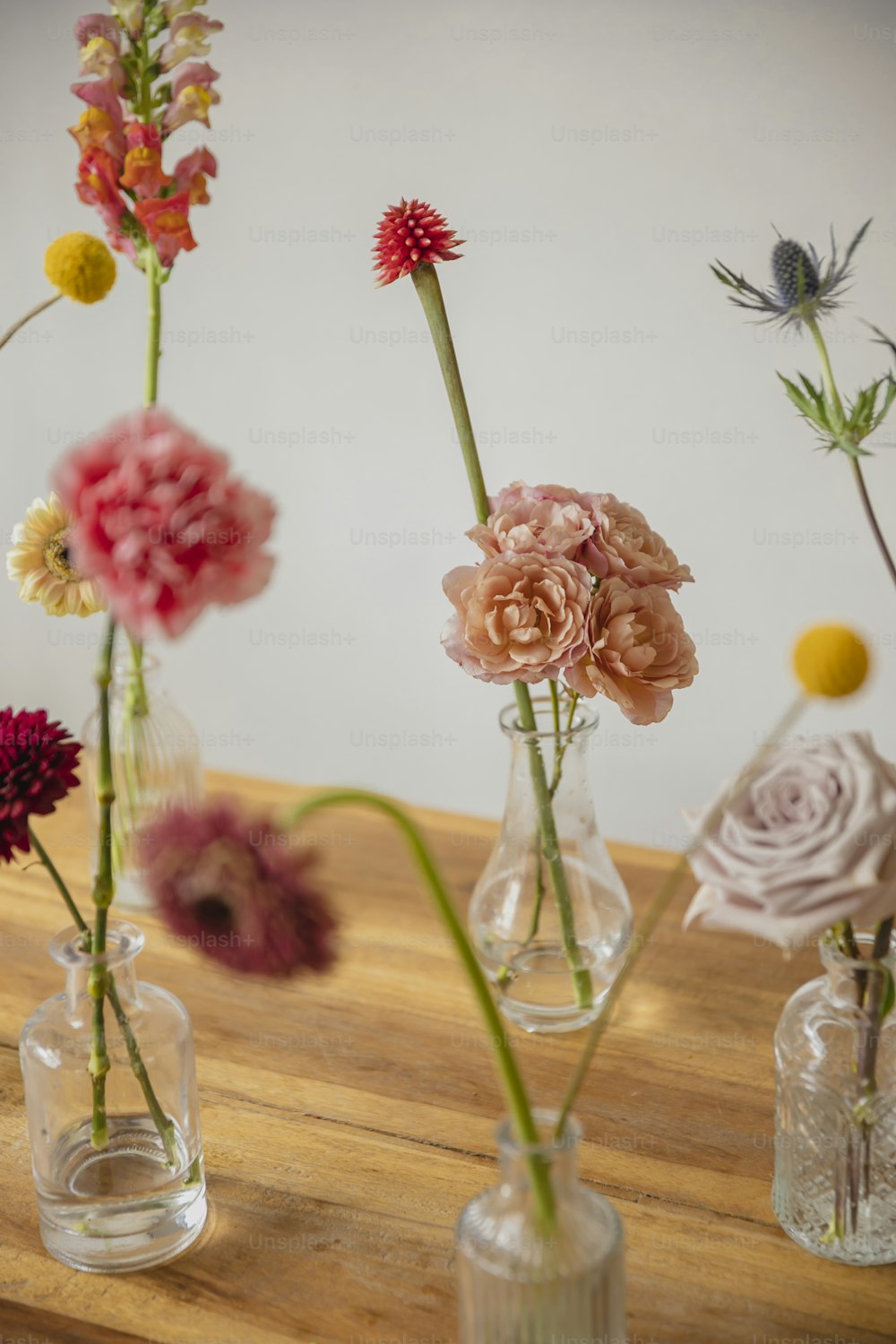 un tavolo di legno sormontato da vasi pieni di fiori