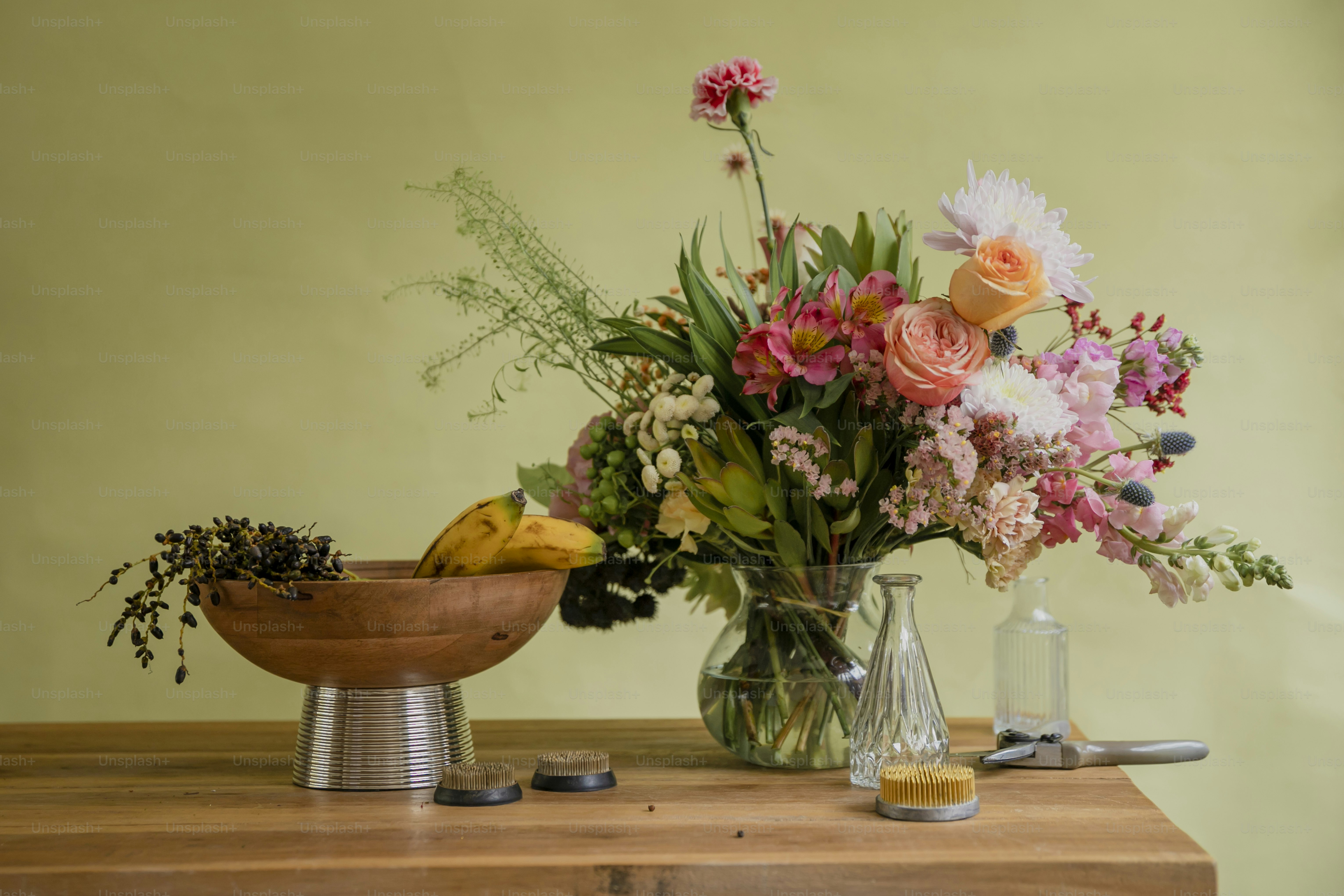 ein Holztisch mit einer Vase voller Blumen