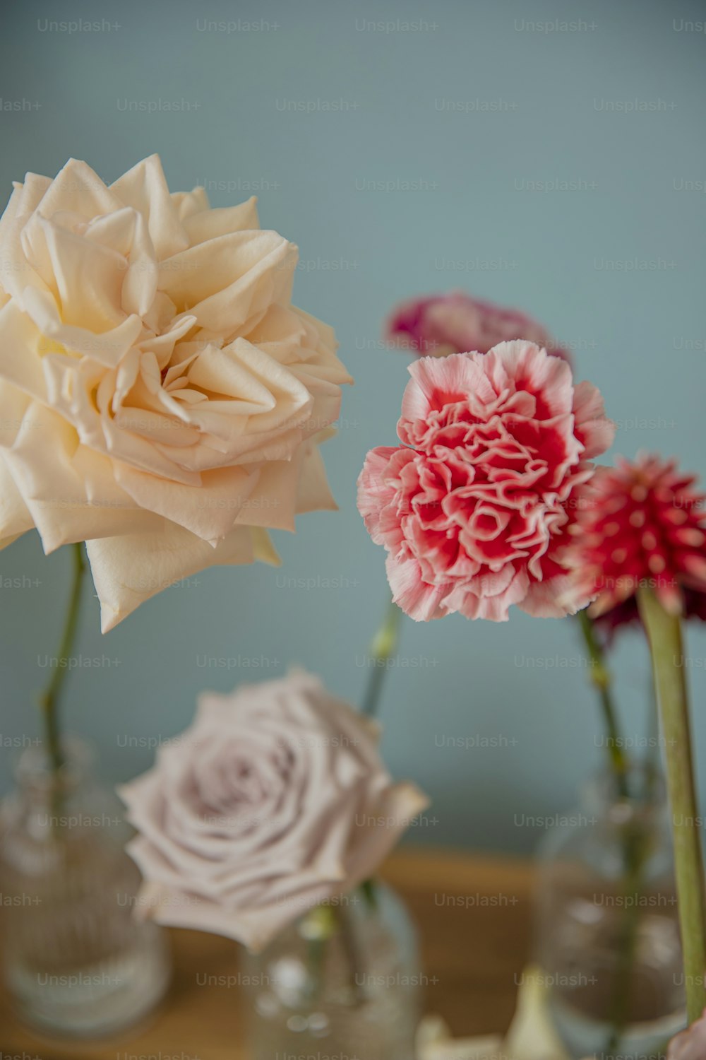 drei Vasen mit Blumen auf einem Tisch