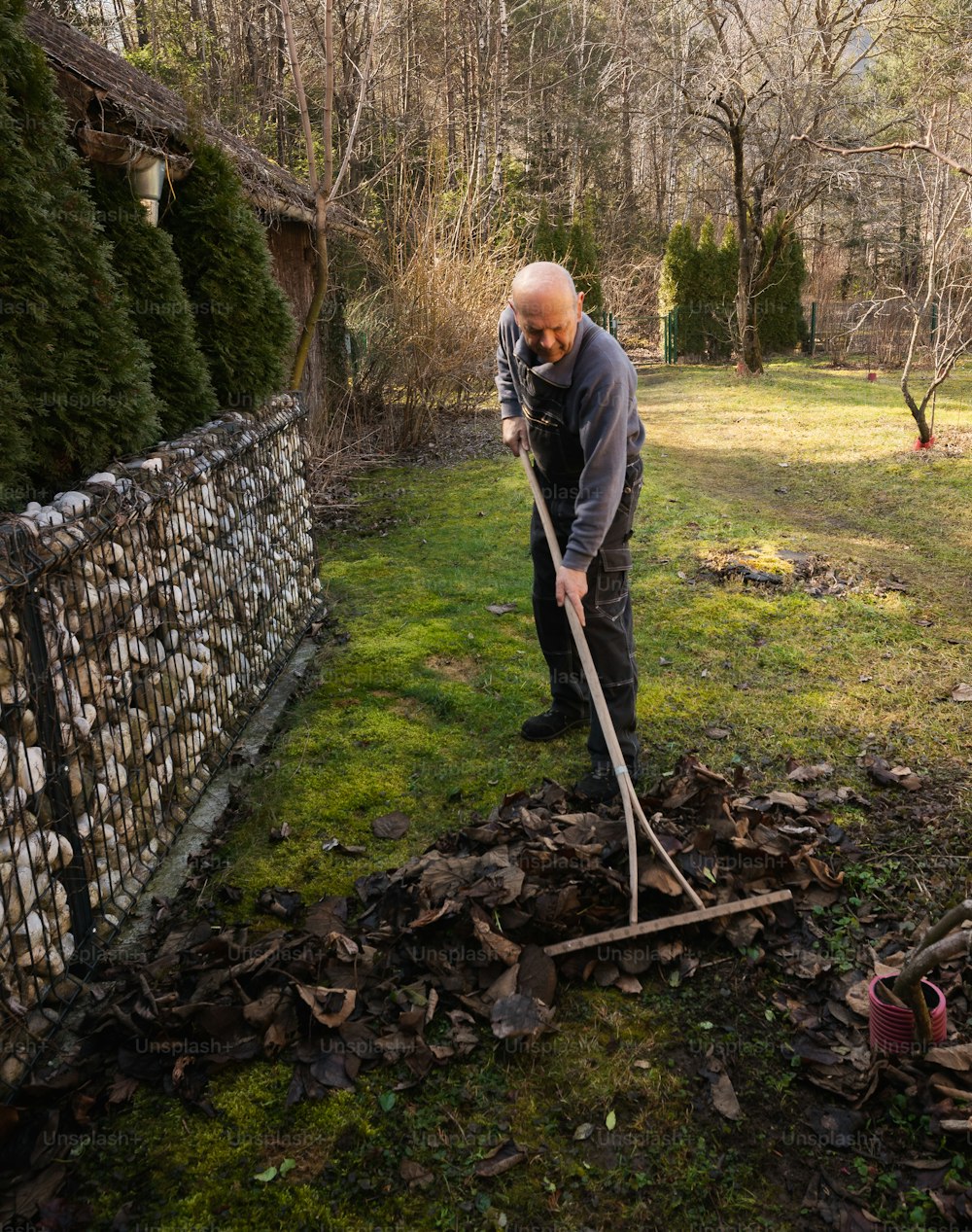 um homem com uma pá cavando em um quintal