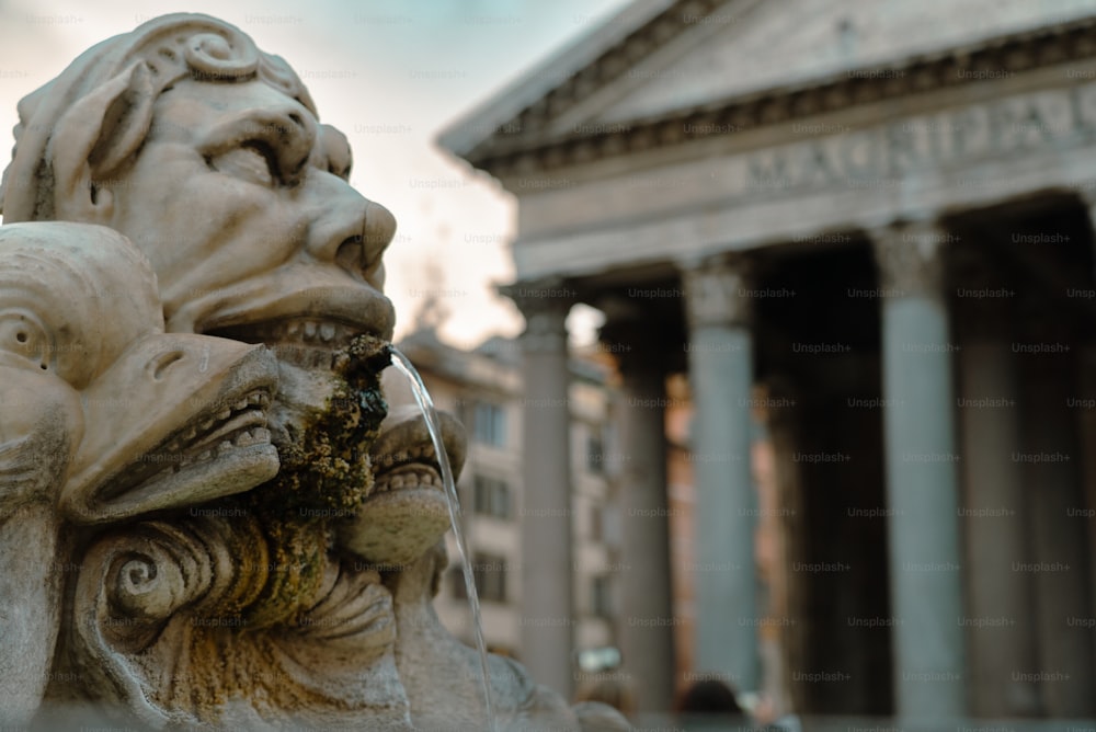 Una statua di un leone che beve acqua da una fontana