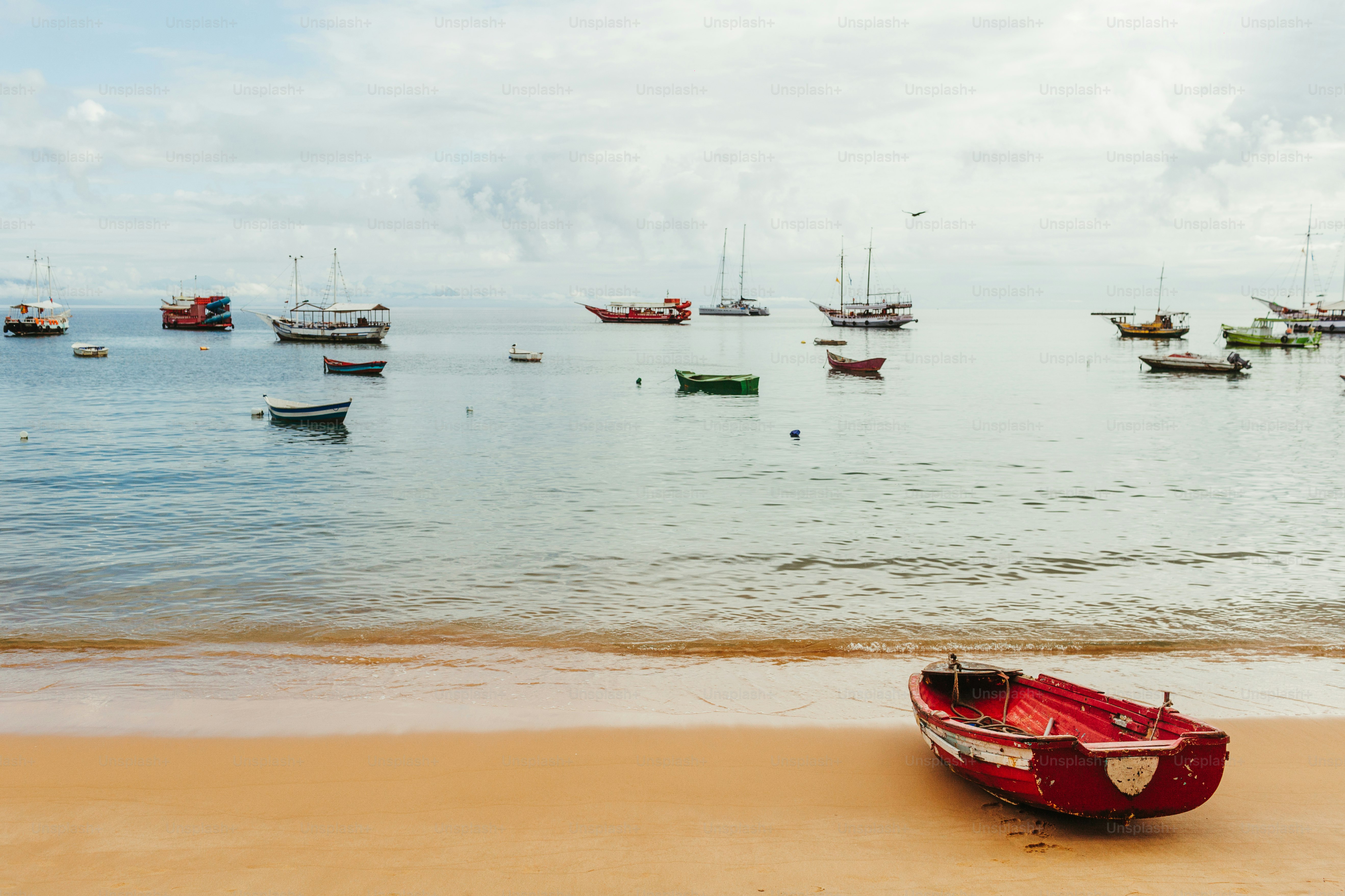 Ein rotes Boot auf einem Sandstrand