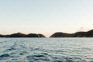 Uno specchio d'acqua con le colline sullo sfondo