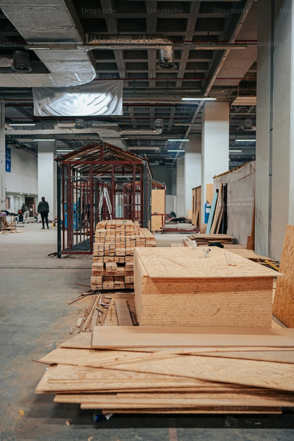 Un entrepôt rempli de planches de bois