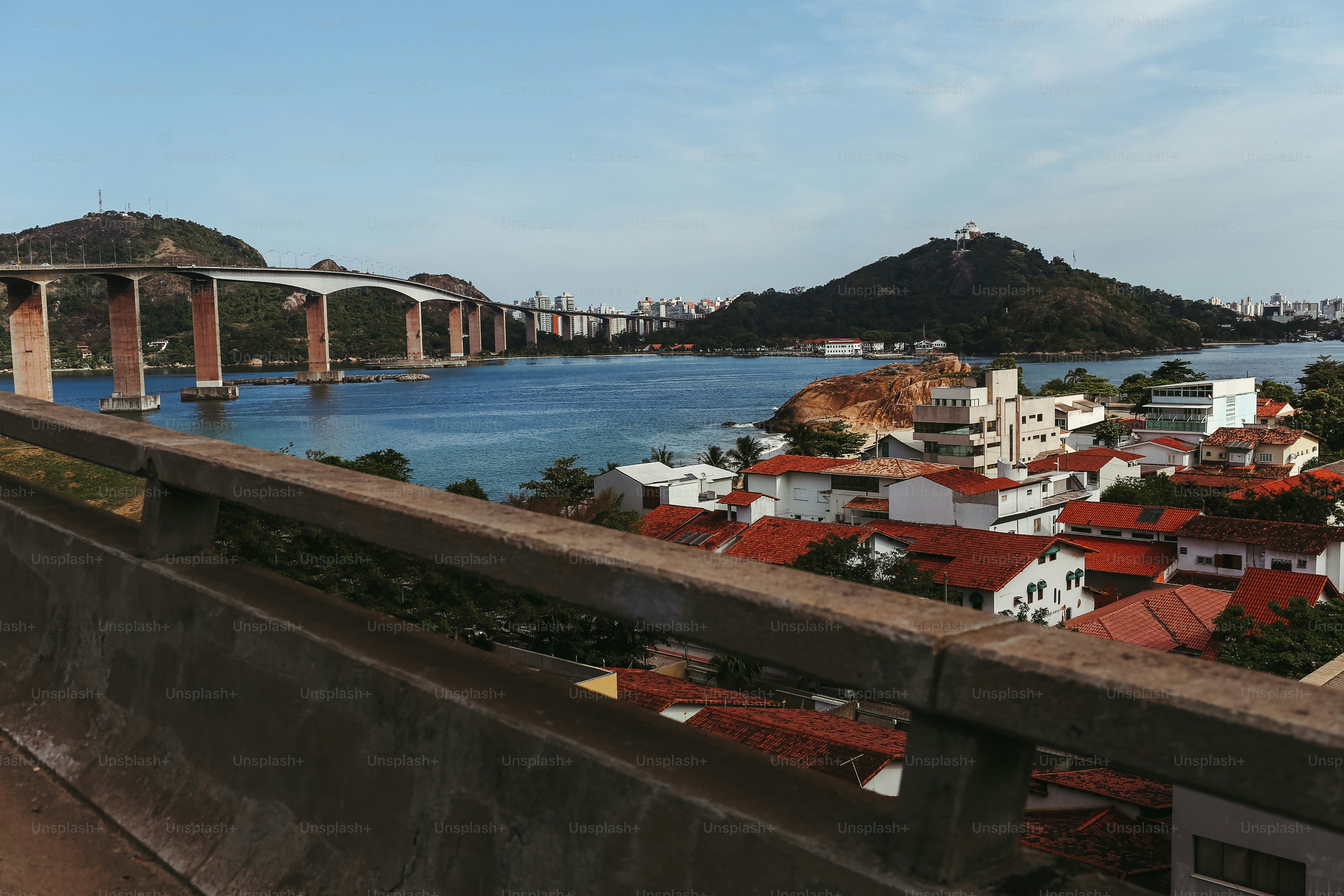 Blick auf eine Brücke über ein Gewässer