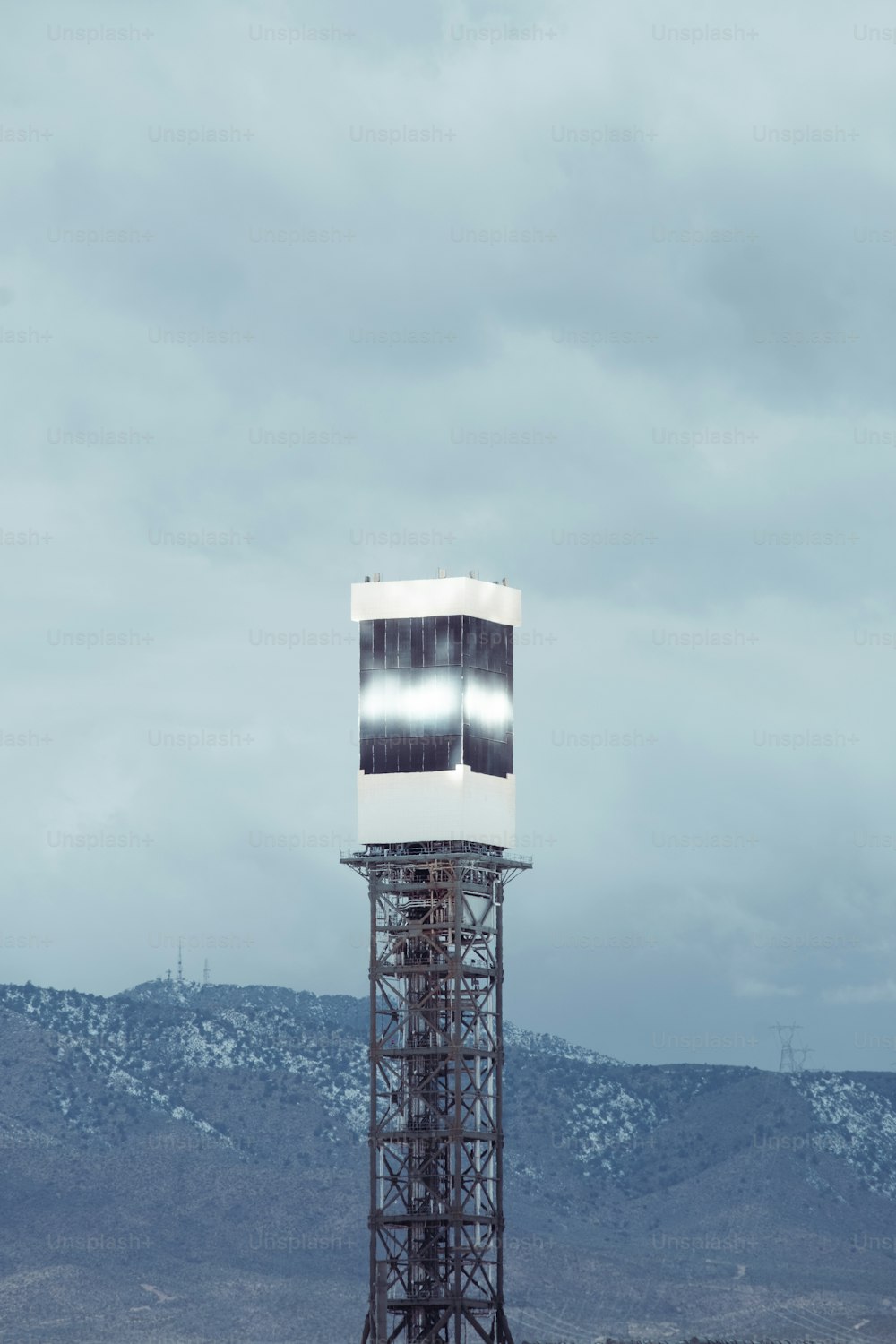 un'alta torre con una luce in cima