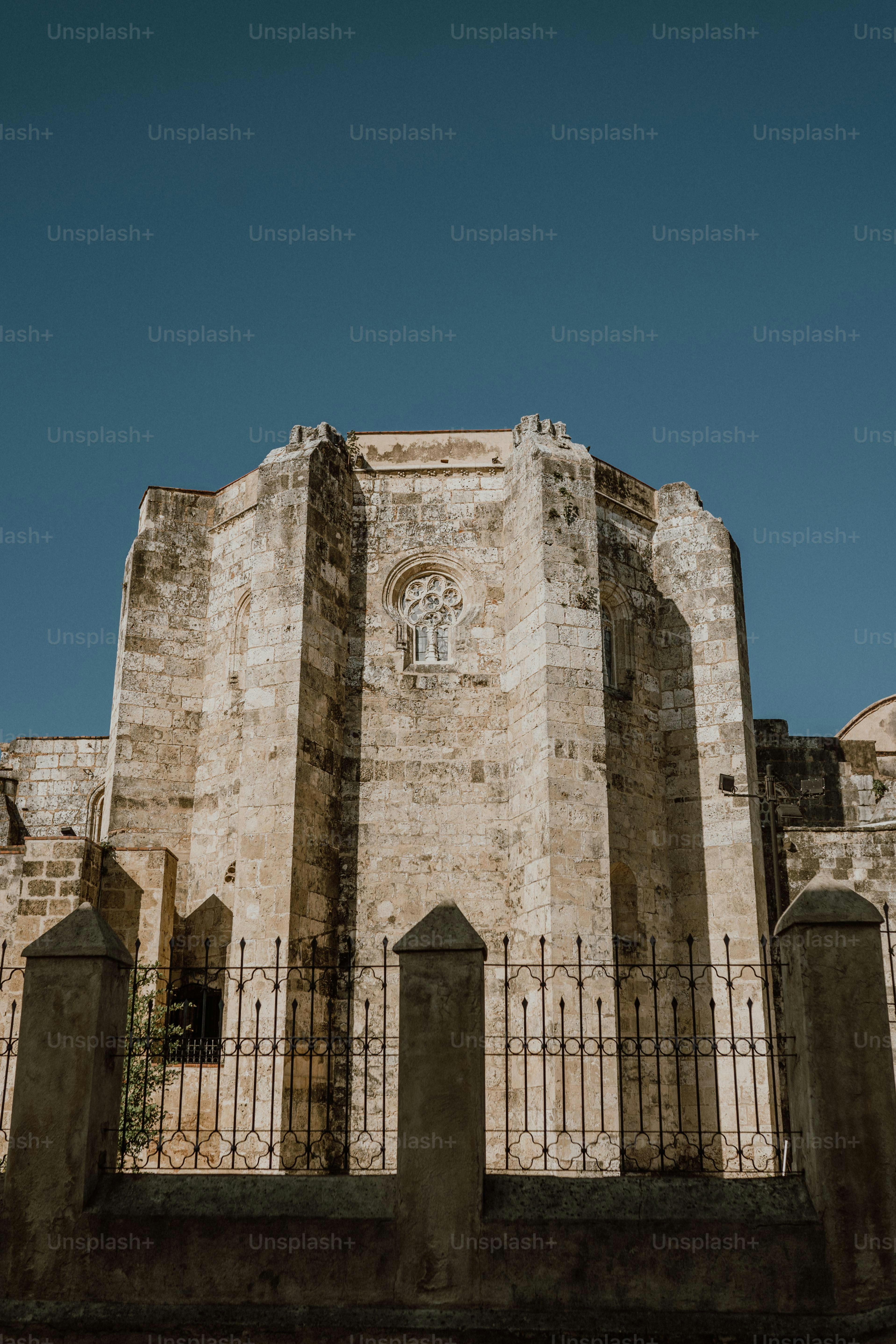 Ein hohes Gebäude mit einer Uhr an der Seite