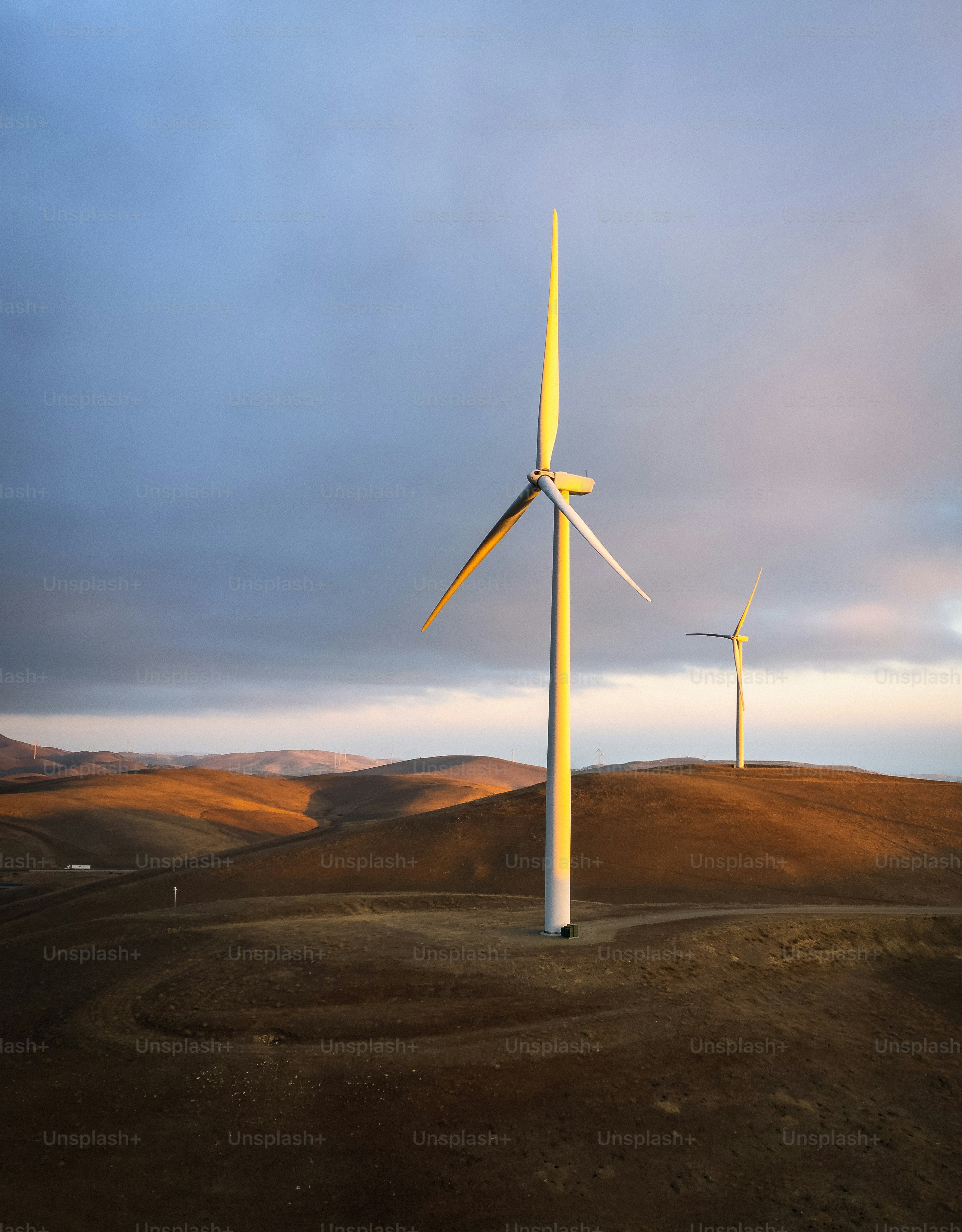 Un groupe d’éoliennes sur une colline