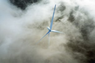 Eine Windkraftanlage inmitten eines wolkengefüllten Himmels