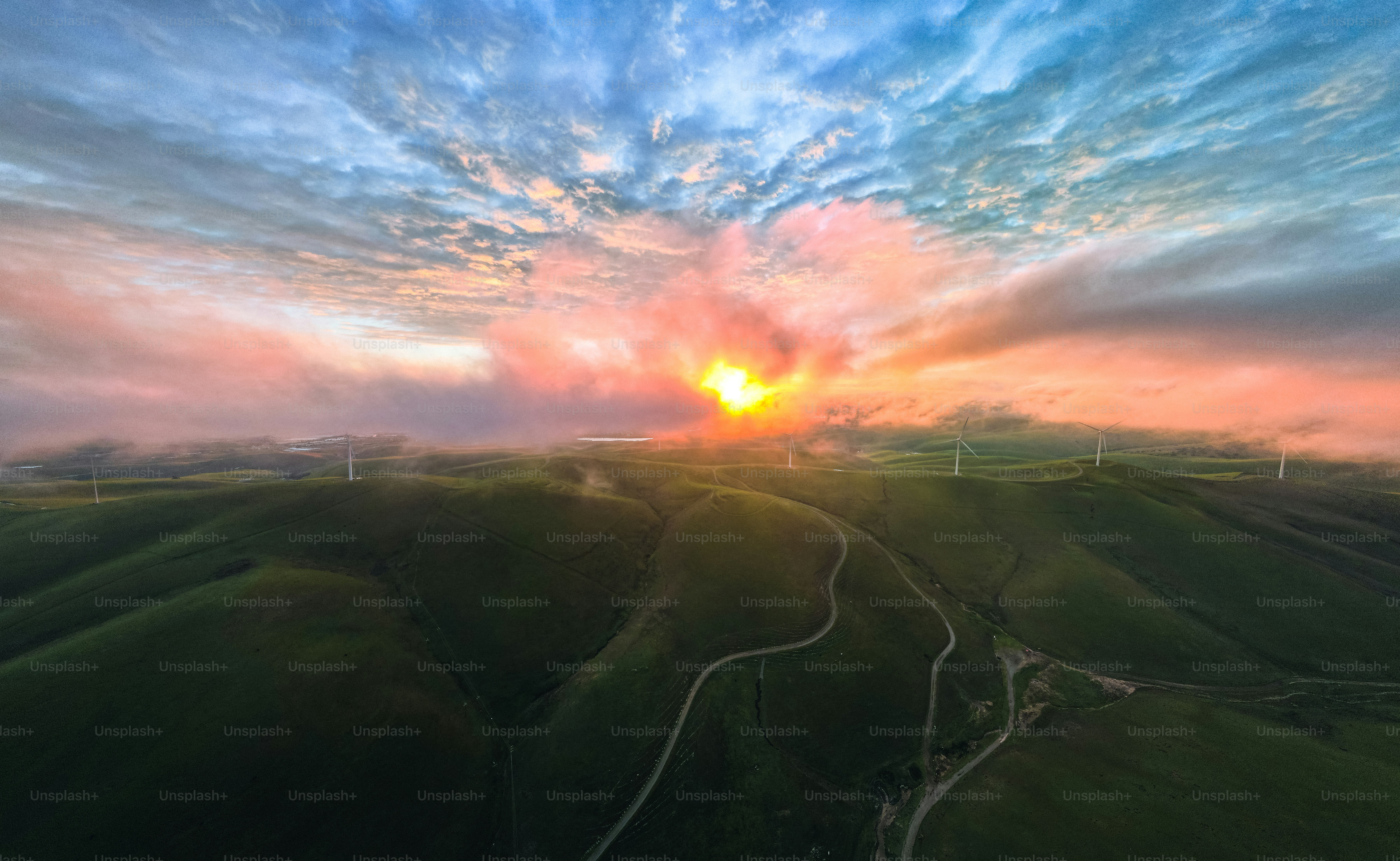 Le soleil se couche sur une colline verdoyante