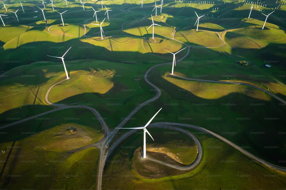 uma vista aérea de um parque eólico com muitos moinhos de vento
