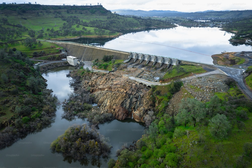 uma vista aérea de uma barragem no meio de um rio