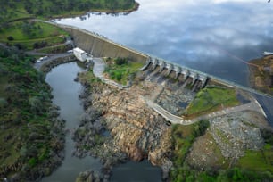 uma vista aérea de uma barragem e um corpo de água