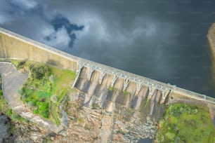 uma vista aérea de uma barragem e uma estrada