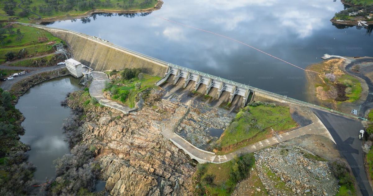 Foto zum Thema Luftaufnahme eines Damms und eines Gewässers Bild zu