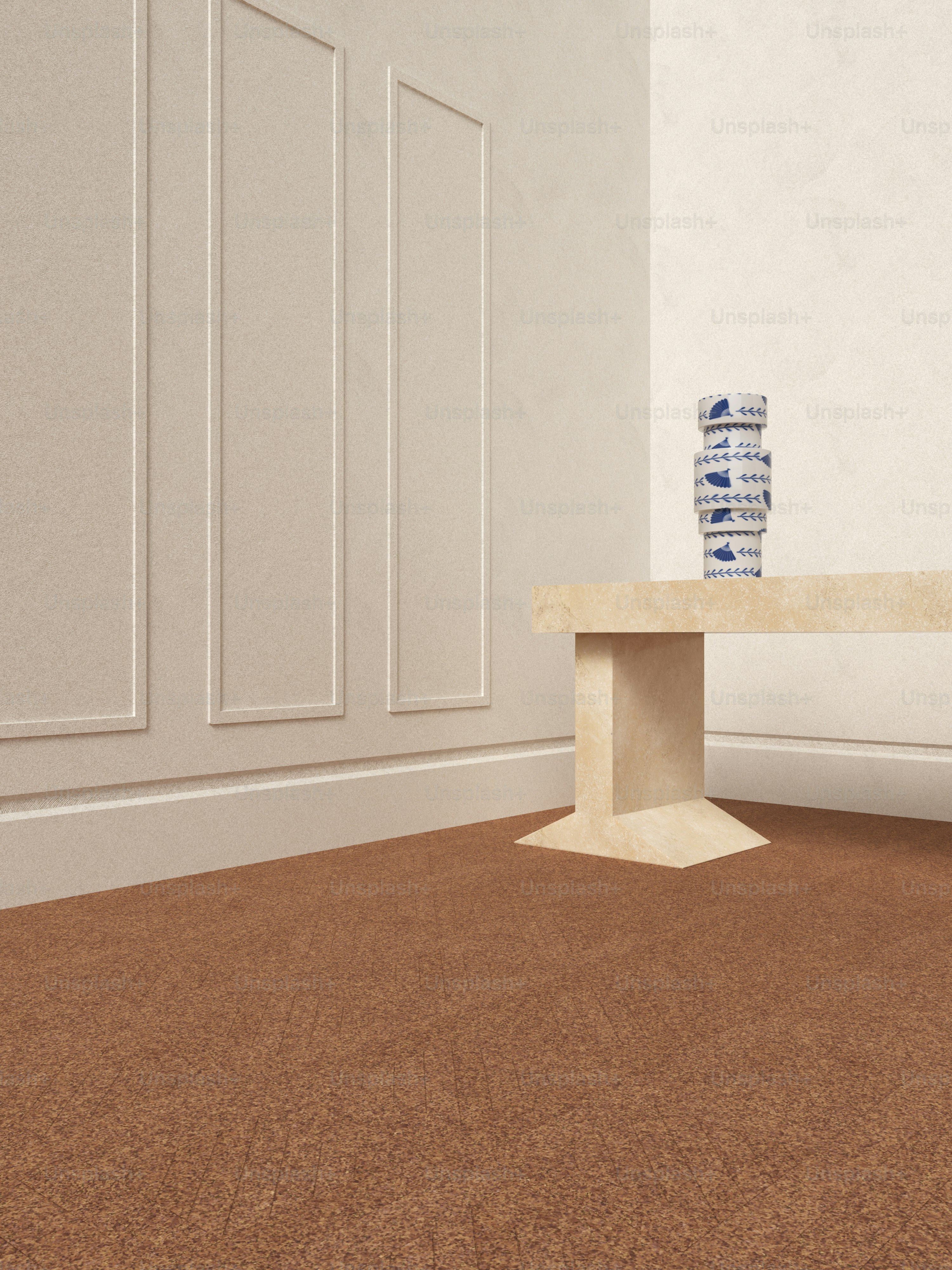 部屋のテーブルの上に置かれた花瓶