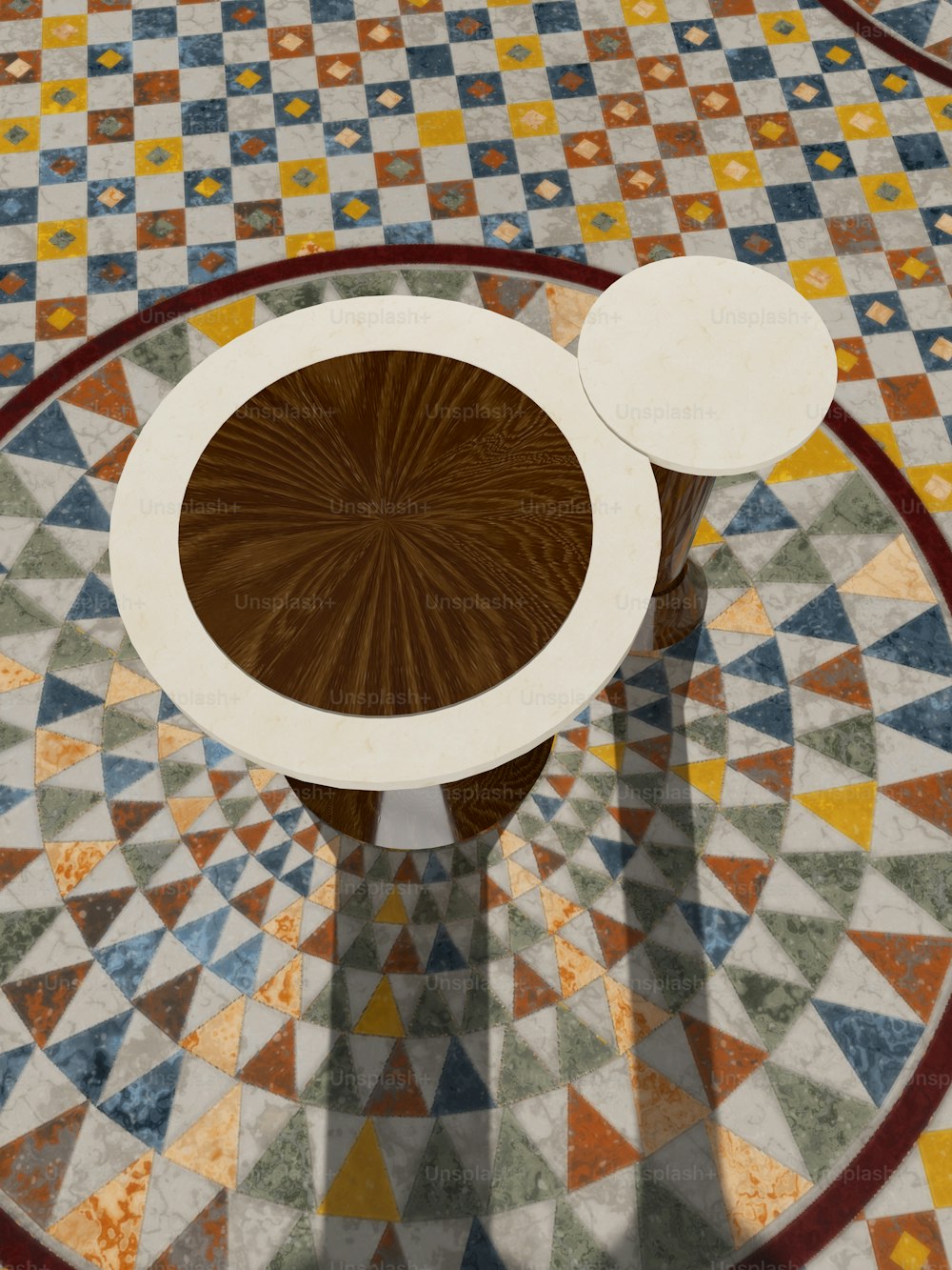 una mesa blanca y marrón sentada encima de un piso de baldosas