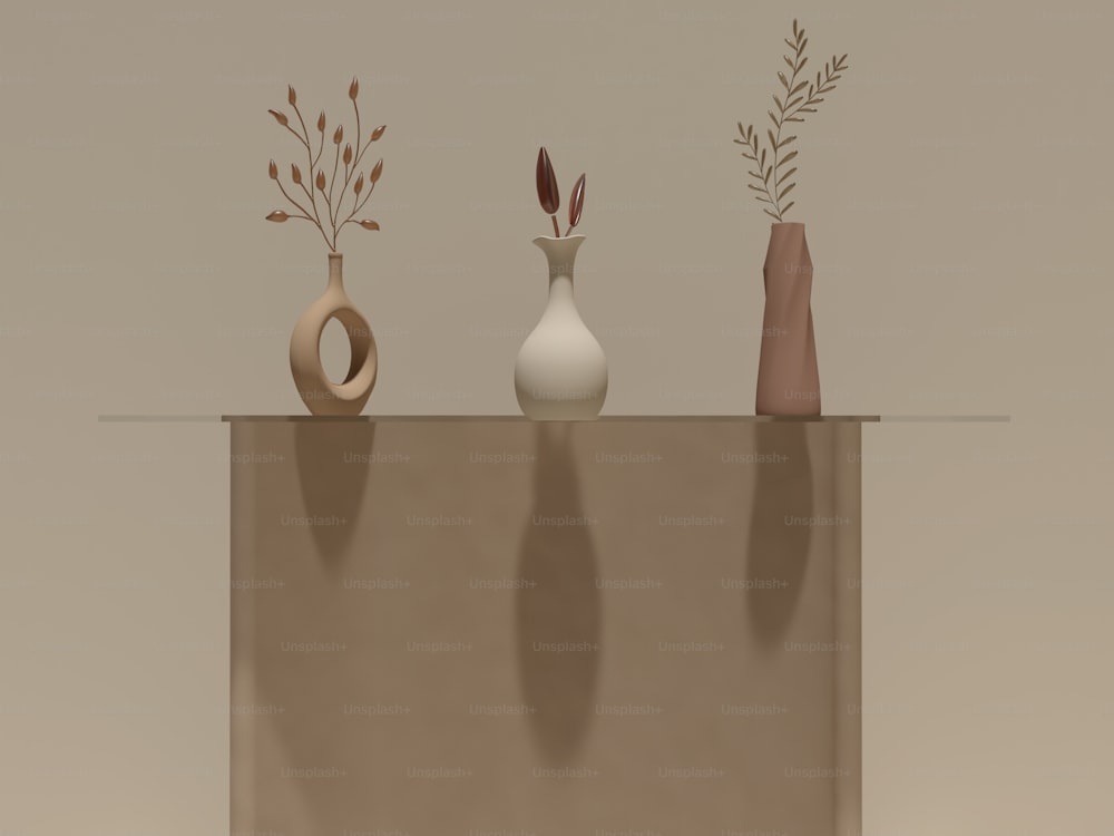 Eine Gruppe von drei Vasen sitzt auf einem Tisch