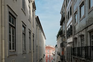건물과 발코니가있는 좁은 도시 거리