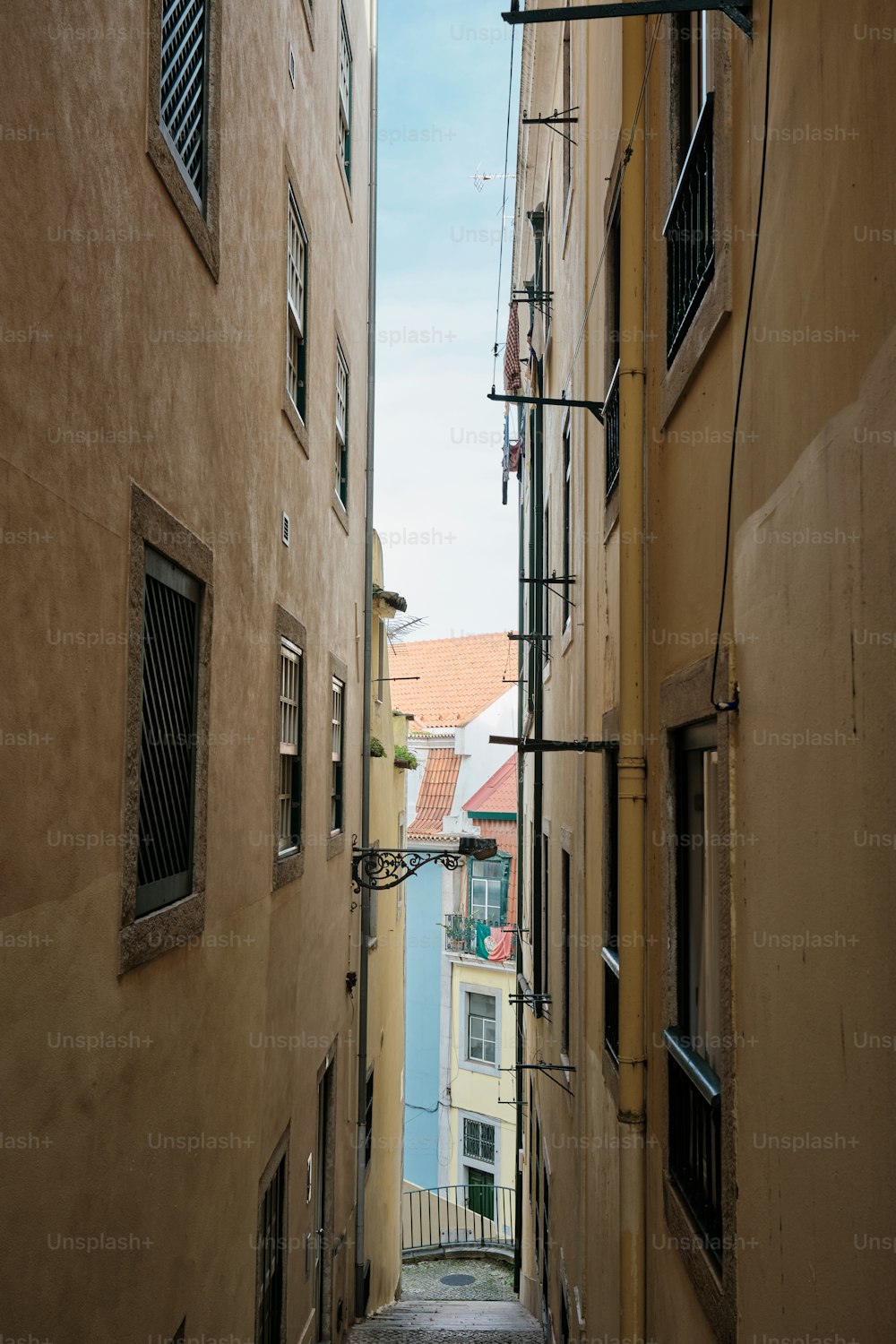 a narrow alley way between two buildings