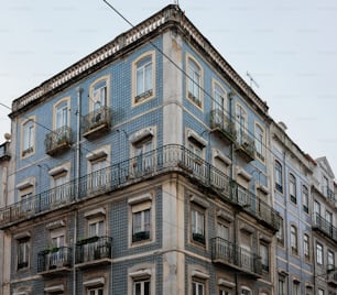 un edificio alto con balconi e balconi sui balconi