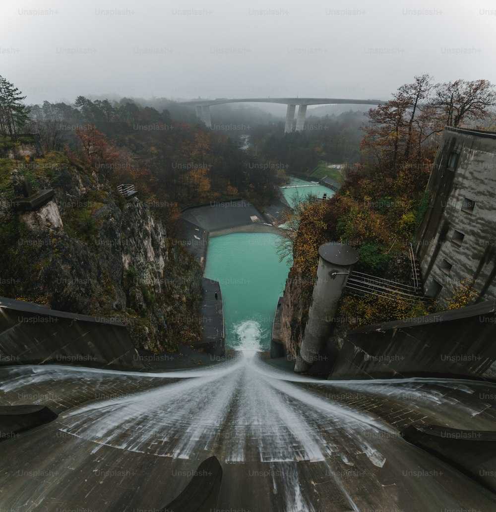 Blick auf einen Fluss mit einer Brücke im Hintergrund