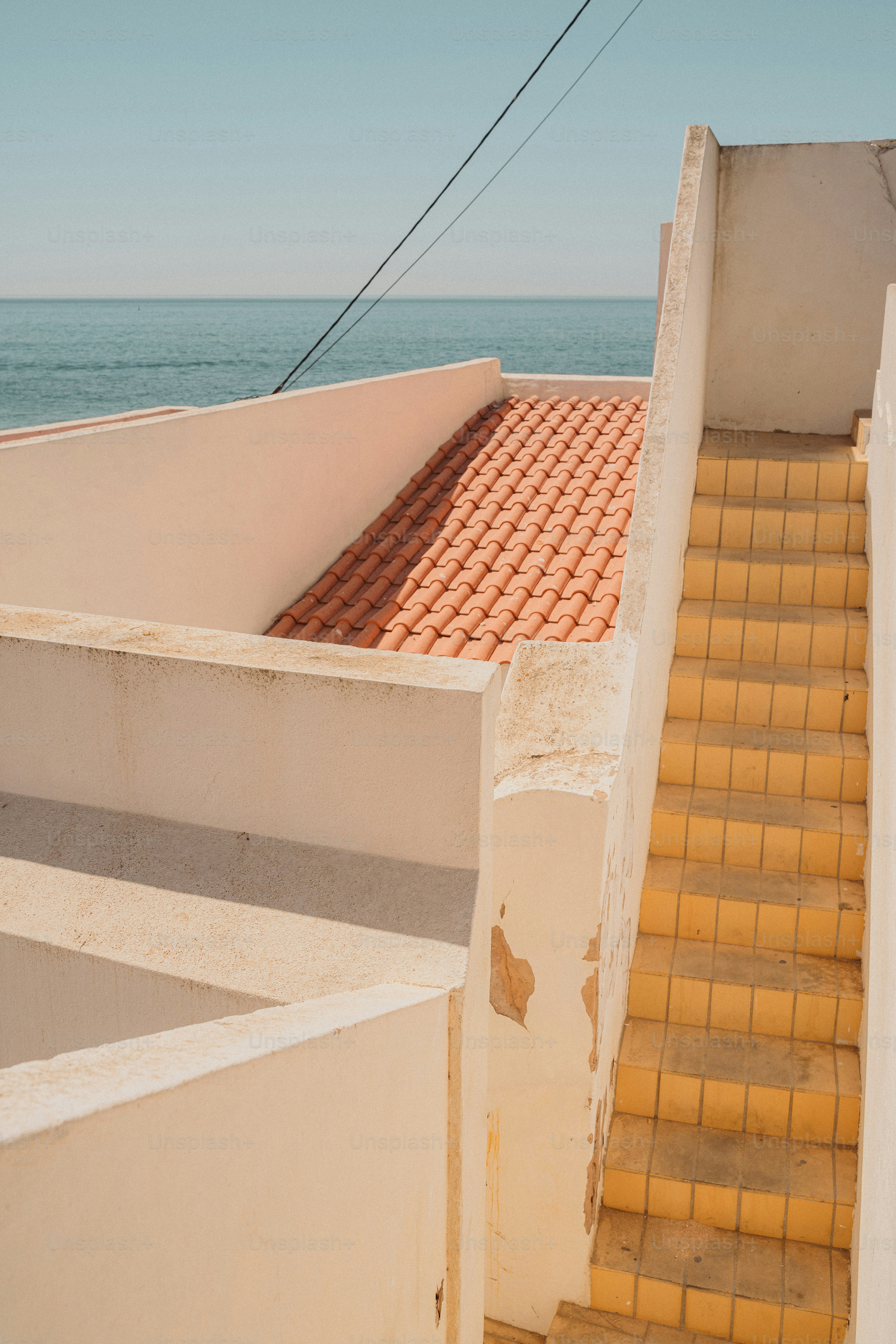 um conjunto de escadas que levam ao oceano
