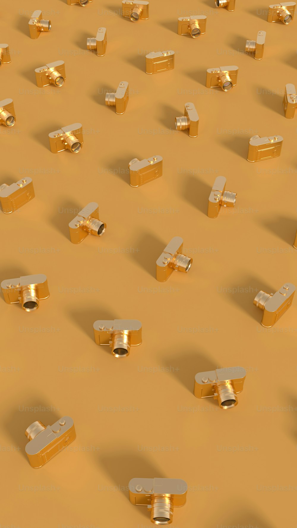 um grupo de objetos de ouro sentados no meio de um deserto