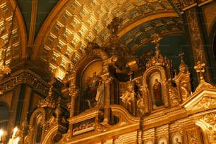 シャンデリアのある教会の黄金の祭壇