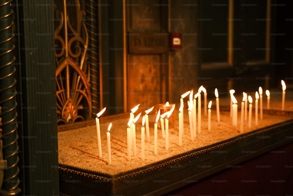 um grupo de velas acesas sentadas em cima de uma mesa