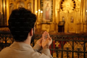 um homem está orando em uma igreja