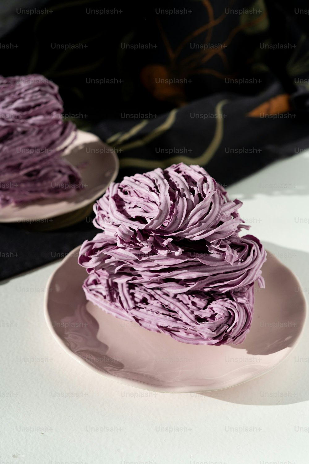 テーブルの上に座っている紫色のケーキの皿
