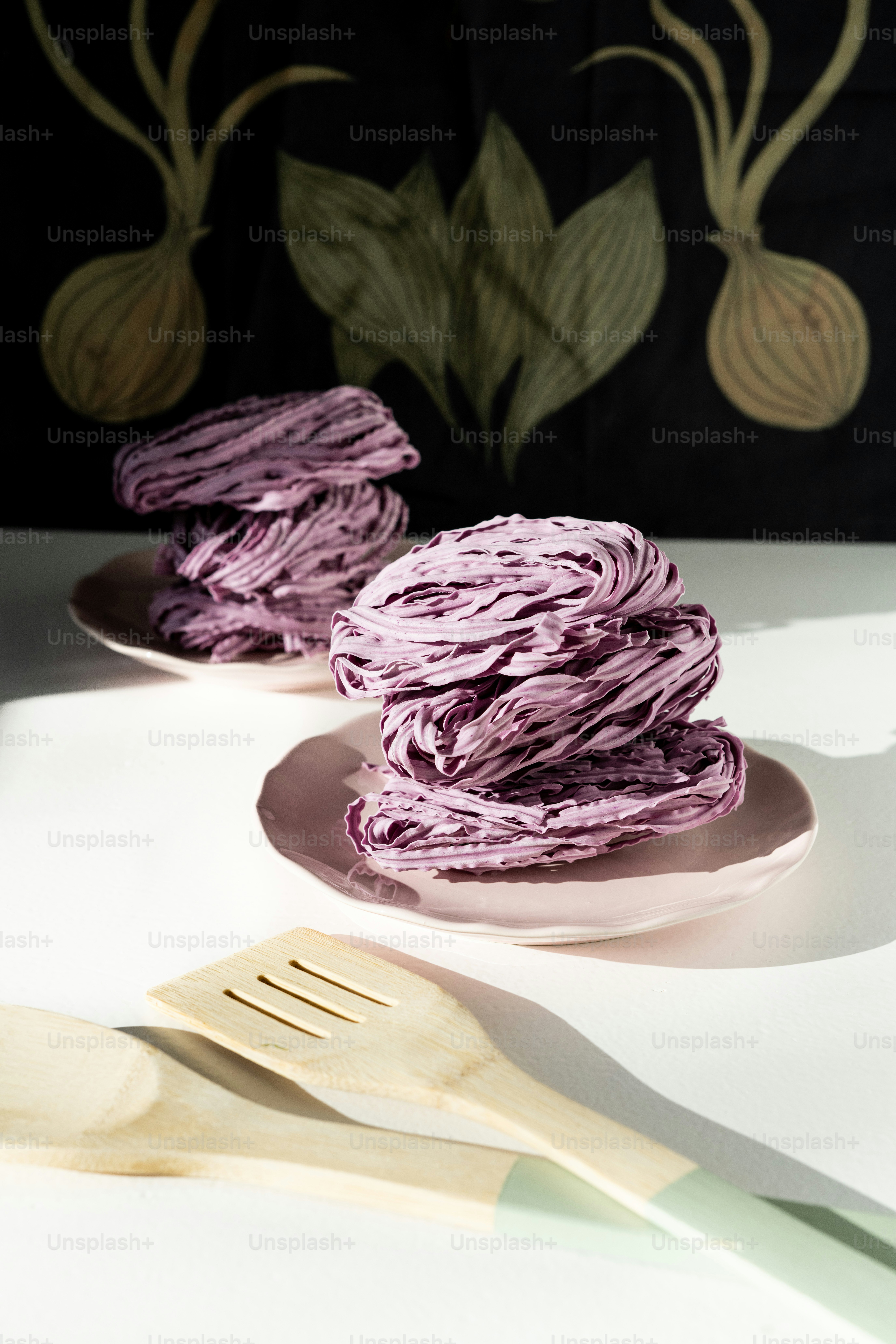 um prato de bolo roxo ao lado de um garfo