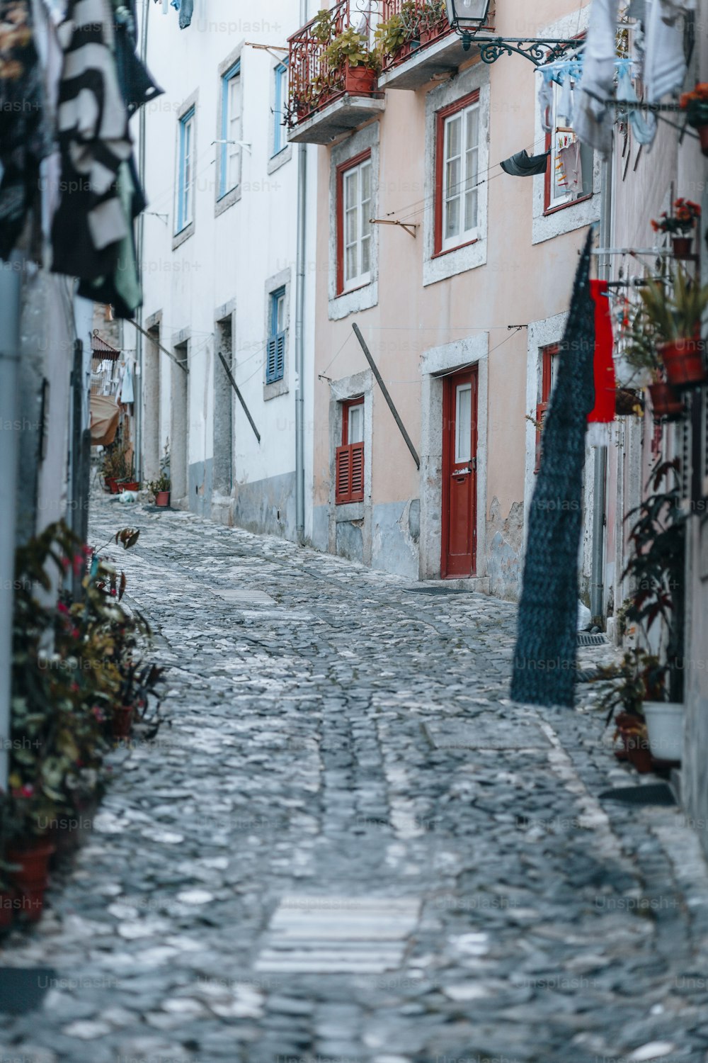Une rue pavée étroite dans une ville européenne