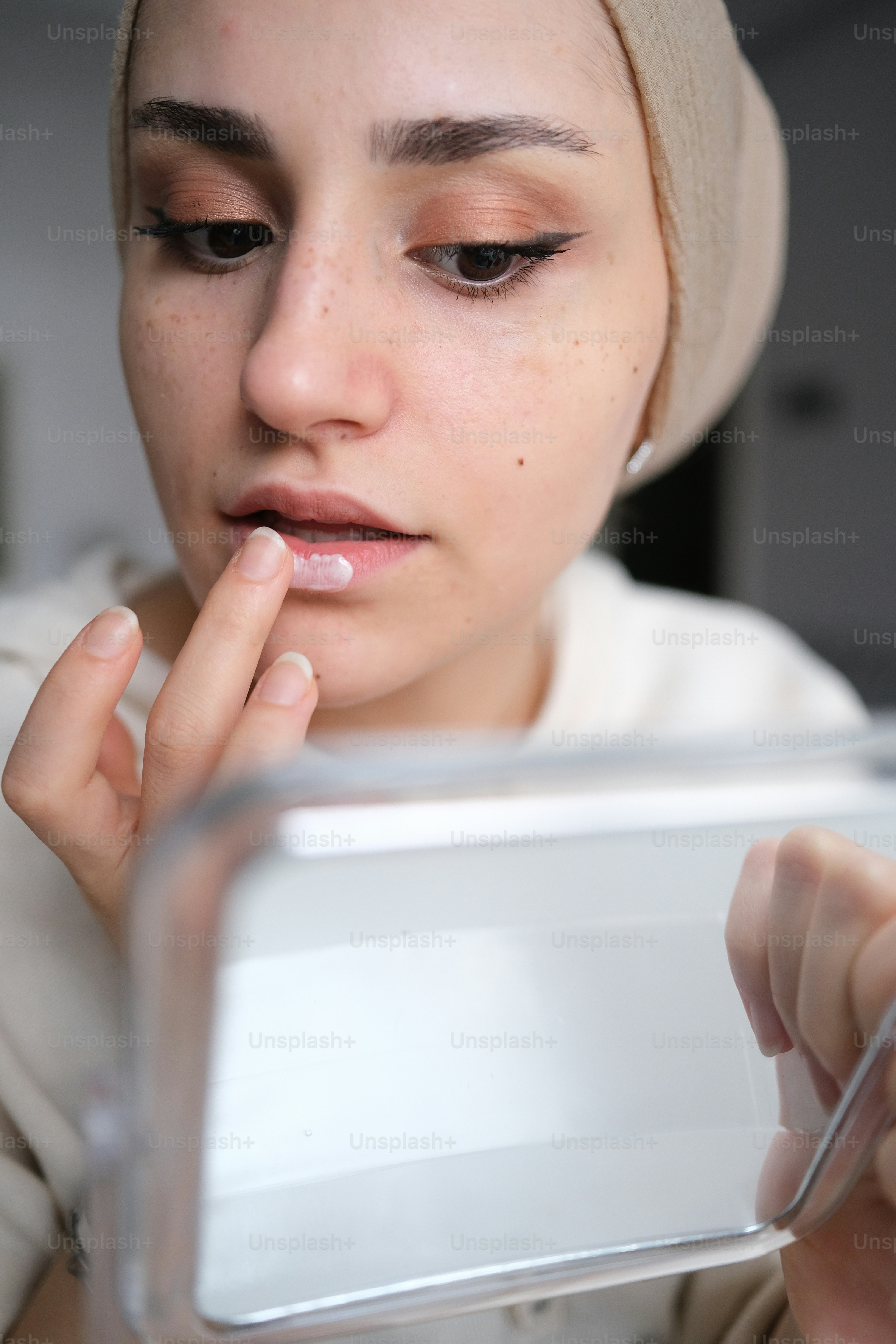 Une femme regarde son reflet dans un miroir