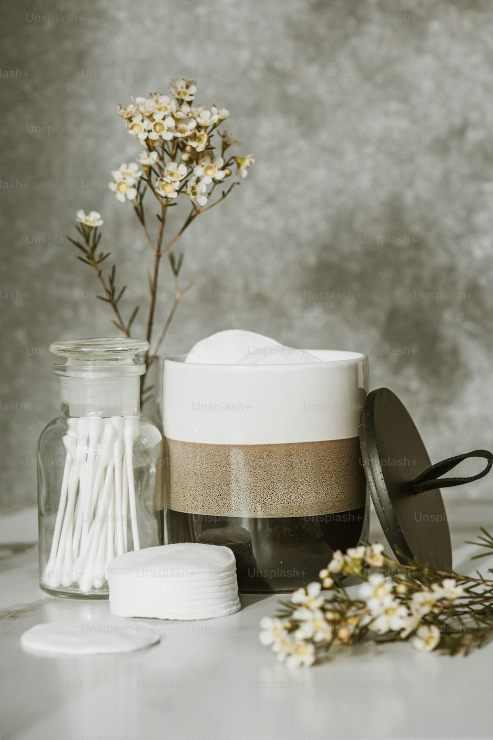 un tavolo sormontato da un vaso pieno di fiori