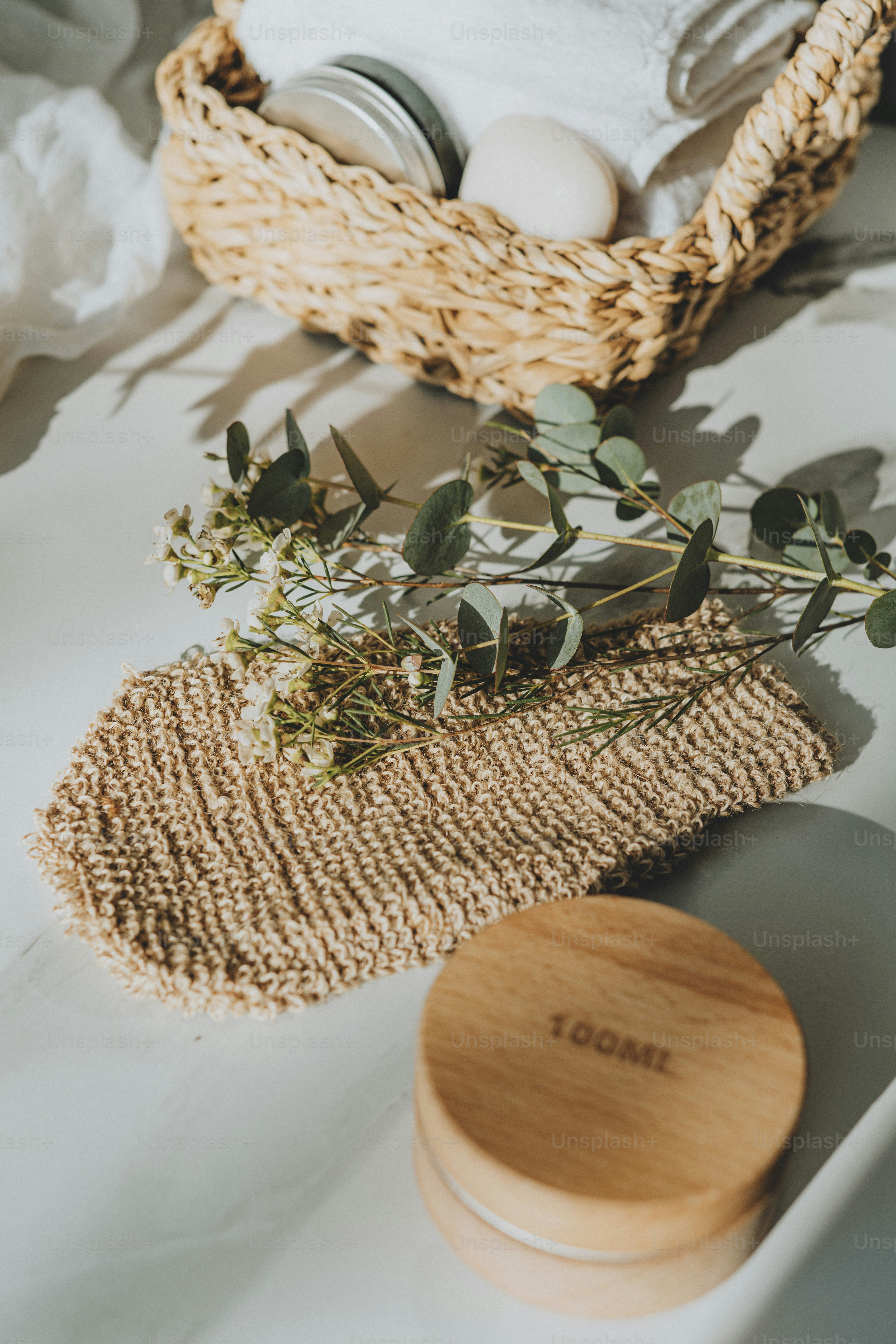 una canasta de jabones y una toalla en una cama