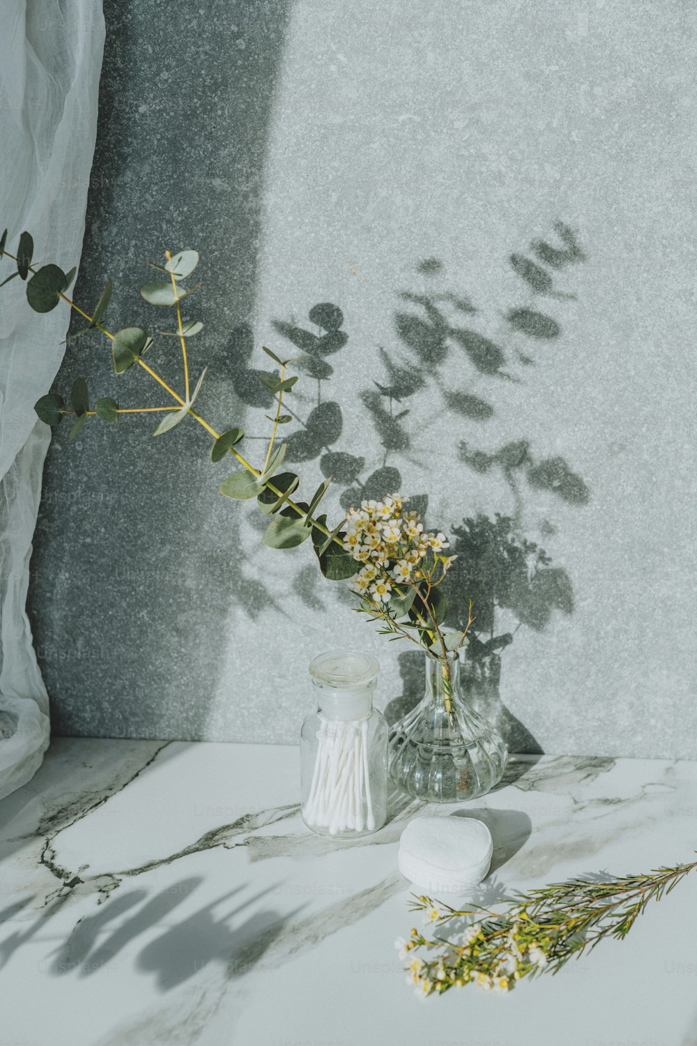 un tavolo bianco con un vaso di fiori su di esso