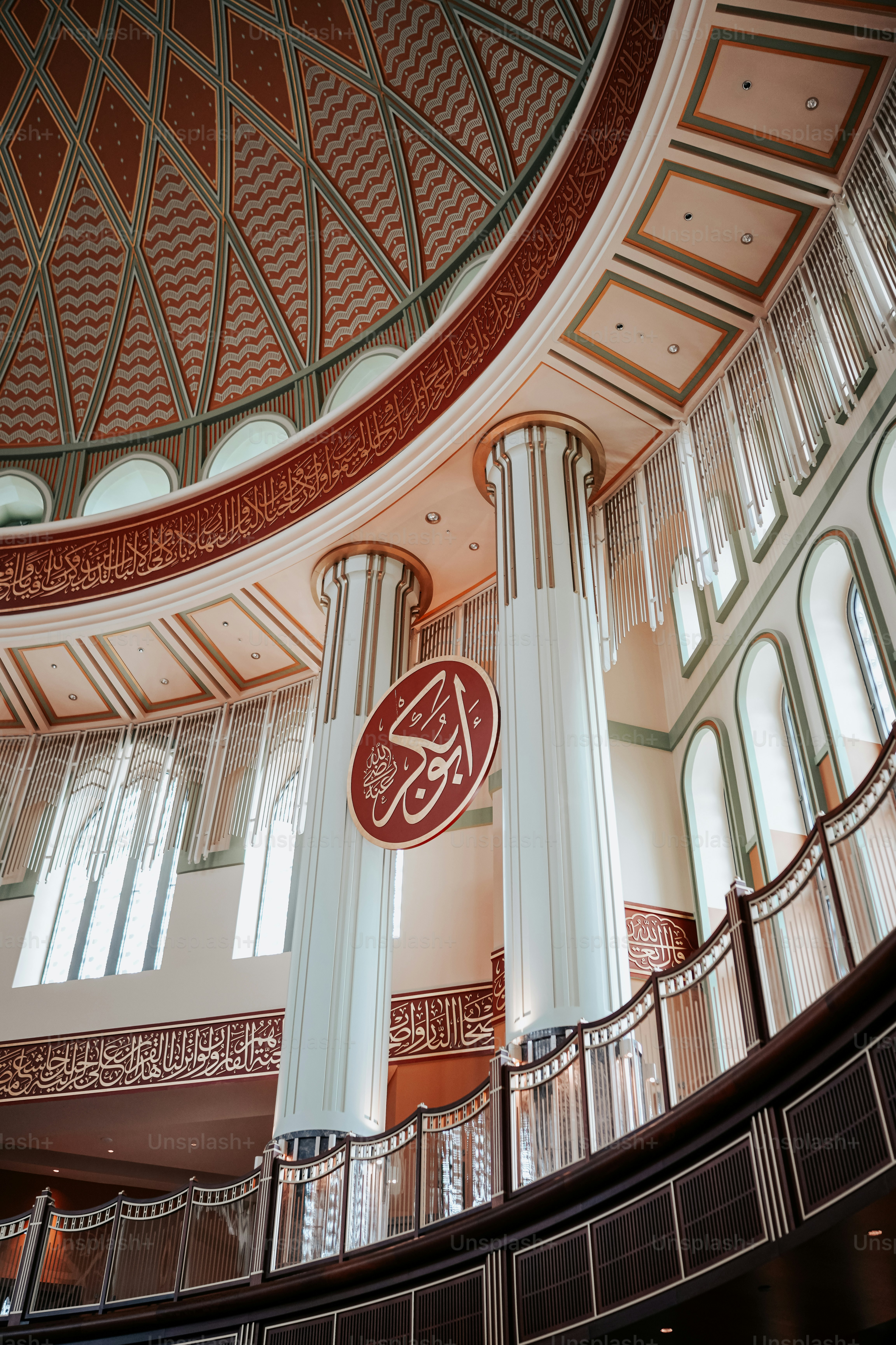 Un gran edificio con un reloj en el costado