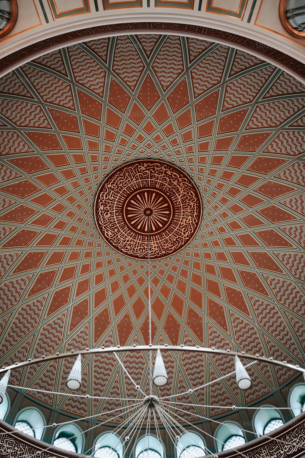 il soffitto di un edificio con un design circolare