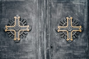 장식 디자인이있는 두 개의 금속 문