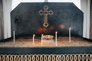 ein Kirchenaltar mit Kerzen und einem Kruzifix