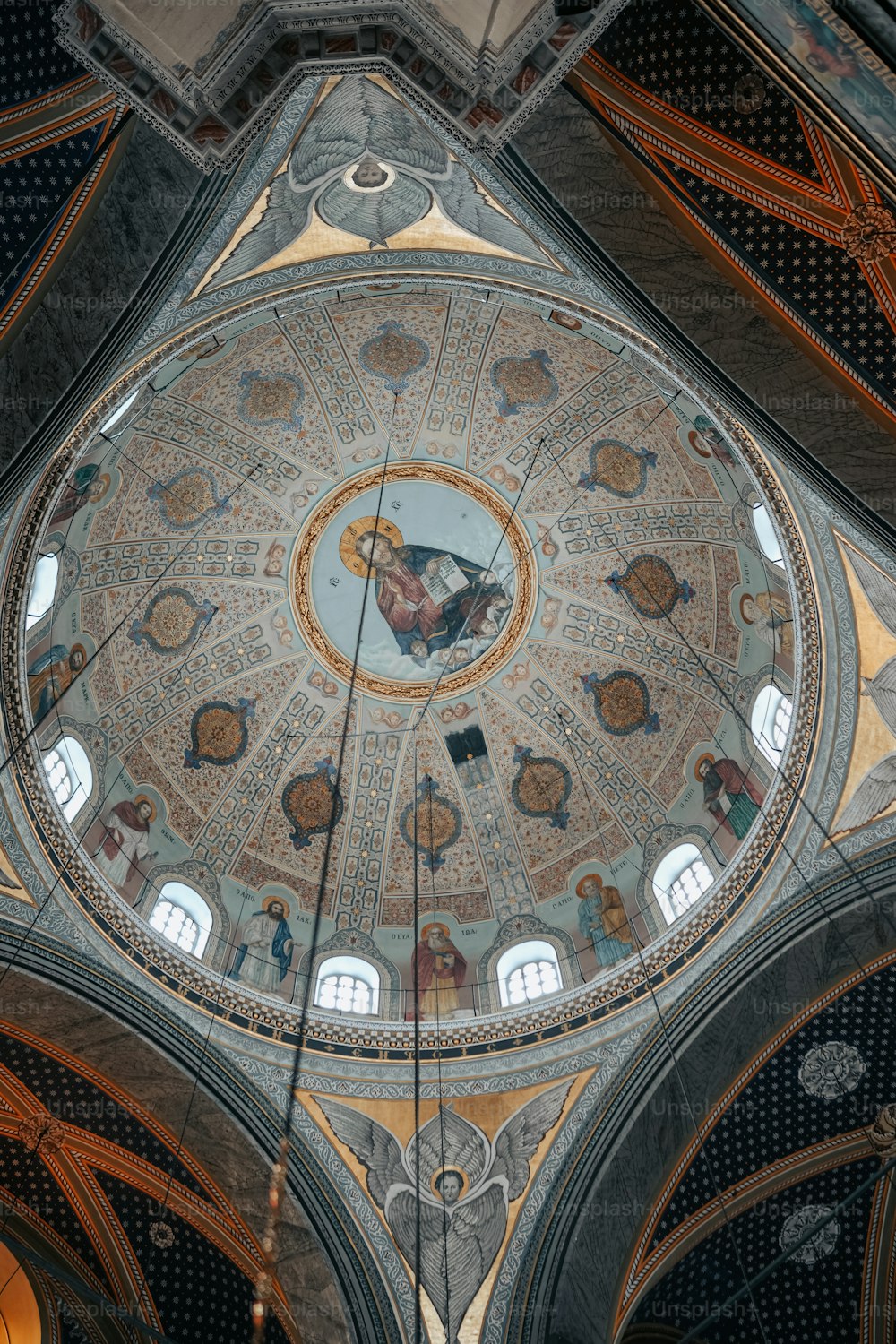 el techo de una iglesia con una pintura en ella