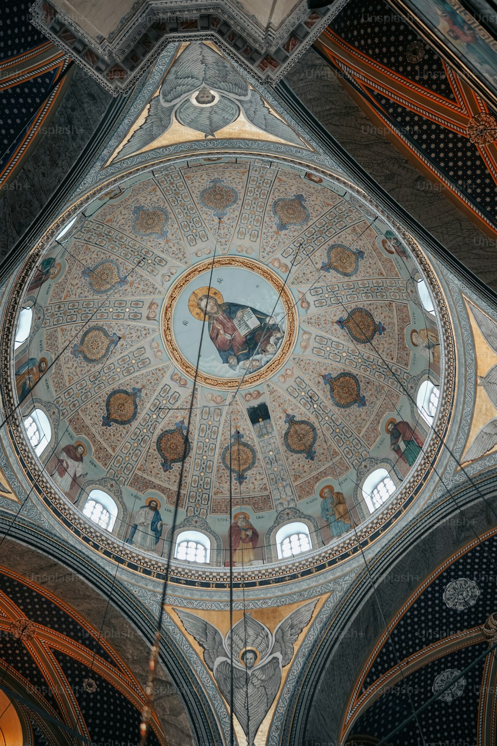 Il soffitto di una chiesa con un dipinto su di esso