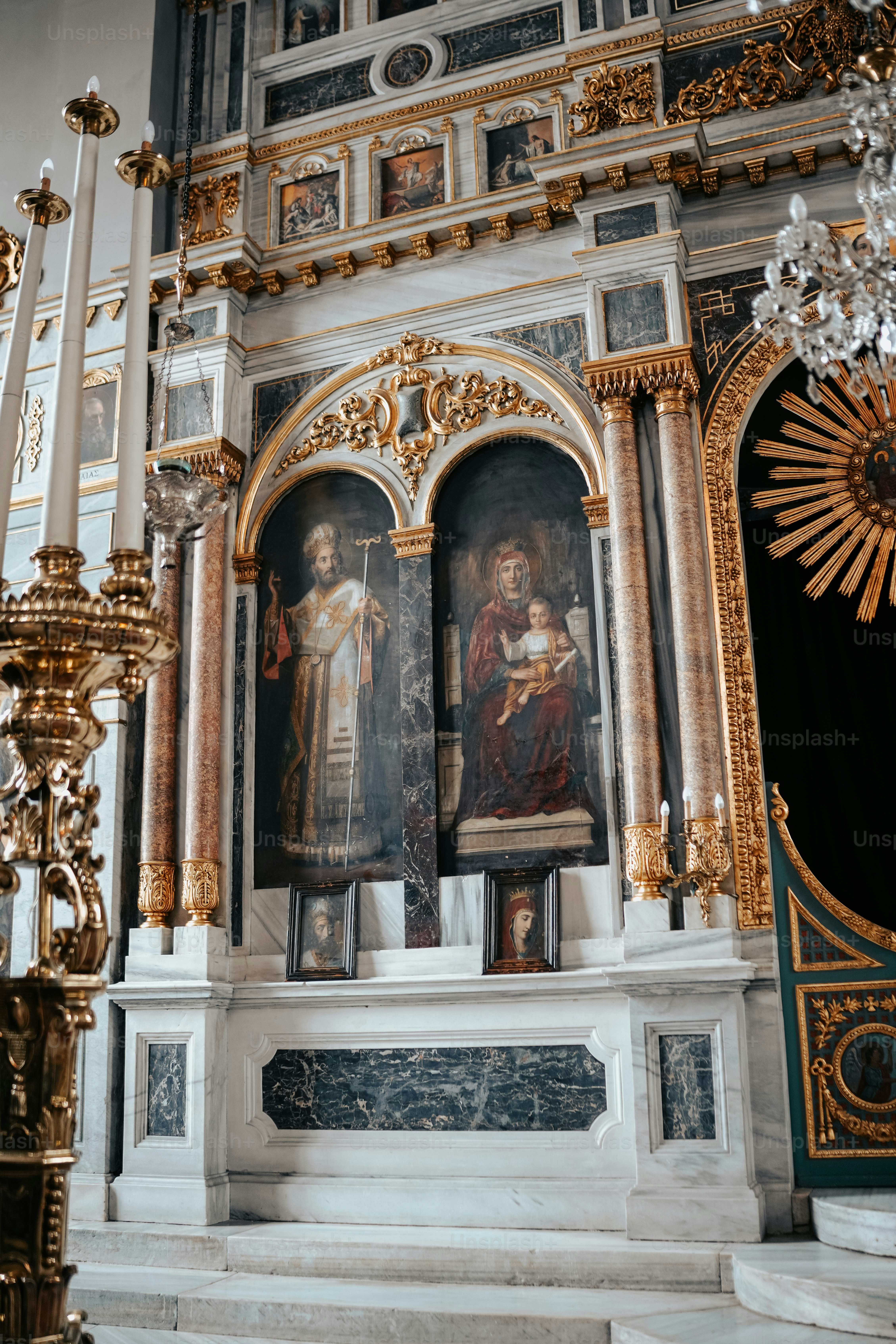 ein Kirchenaltar mit Malereien an den Wänden
